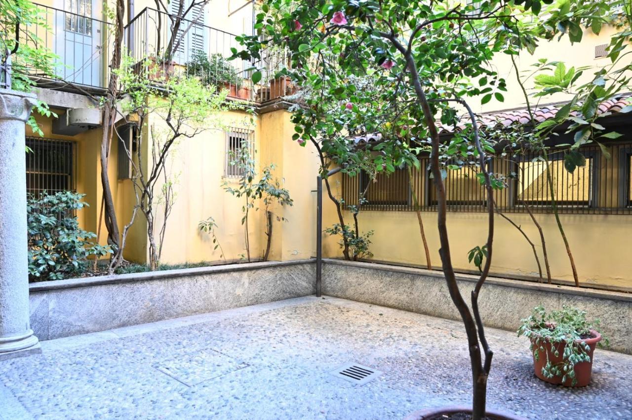 Appartamento Le Guglie In Piazza Castello - Centro Storico Milan Luaran gambar