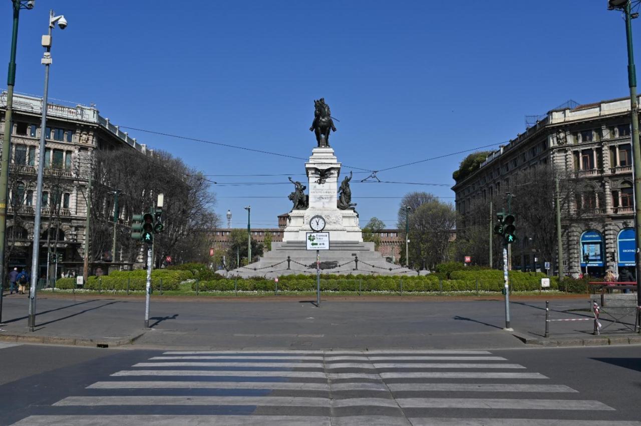 Appartamento Le Guglie In Piazza Castello - Centro Storico Milan Luaran gambar
