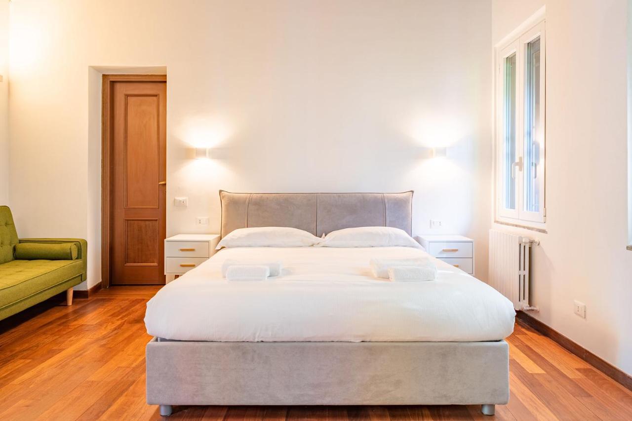 Appartamento Le Guglie In Piazza Castello - Centro Storico Milan Luaran gambar